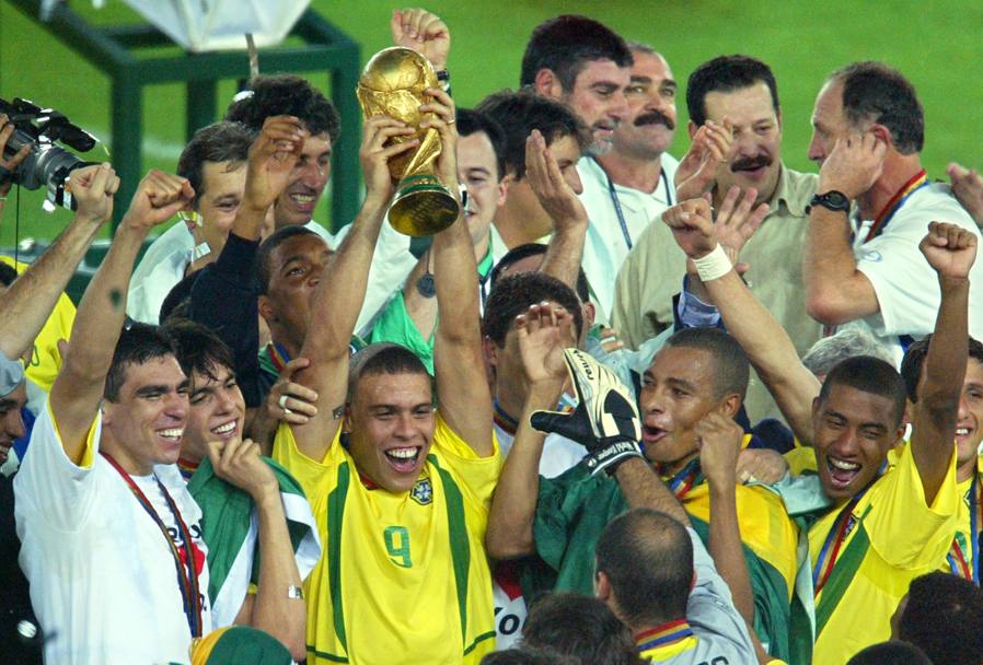 Giappone-Corea 2002, Ronaldo alza la Coppa del Mondo dopo la vittoria del Brasile per 2-0 sulla Germania (Afp)